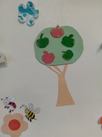 Fleurs et pommes peintes par les enfants