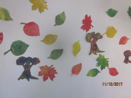 Feuilles d'automne et arbres peints par les enfants